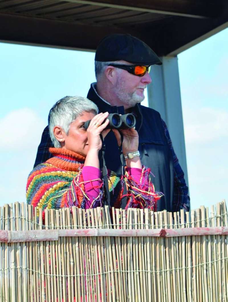 


السفيرة الكندية عاليا مواني تُراقب المحمية من فوق أحد المراصد 