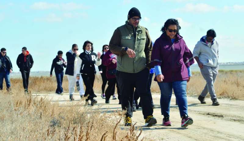 الزيدان والدعيج برفقة الطلاب في جولتهم بالمحمية 