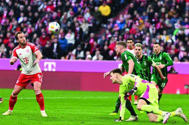 هاري كاين مسجلاً هدفه في مرمى بوروسيا مونشنغلادباخ 
(أ ف ب)