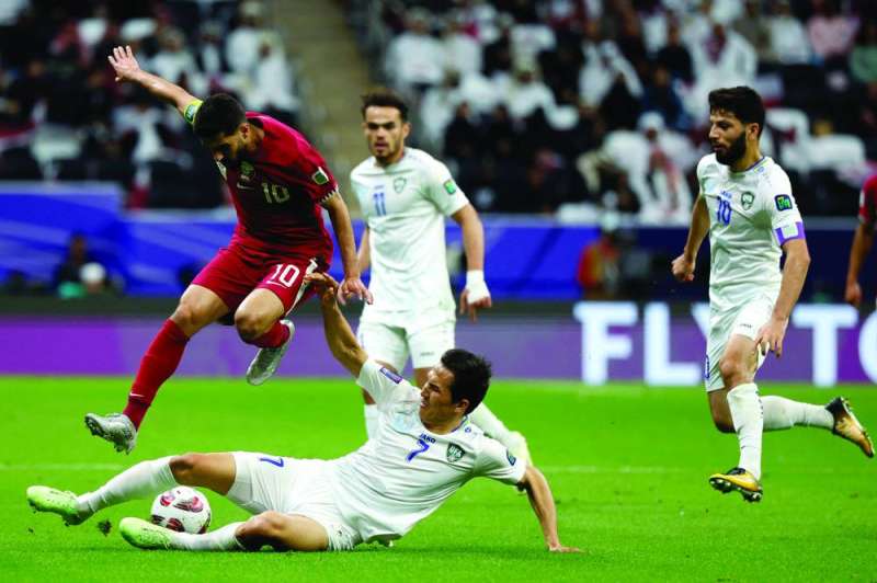 الأوزبكي شوكوروف يحاول قطع الكرة من أمام حسن الهيدوس	 (أ ف ب)