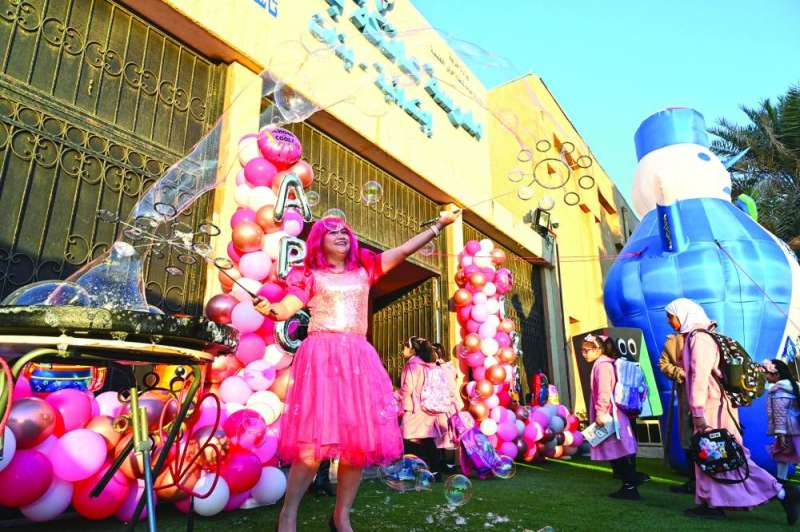 ترحيب بالطالبات عبر الشخصيات الكرتونية 