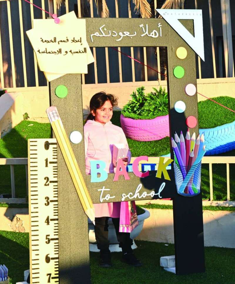 من أجواء استقبال الطالبات مع بداية الفصل الثاني 	(تصوير أسعد عبدالله) 