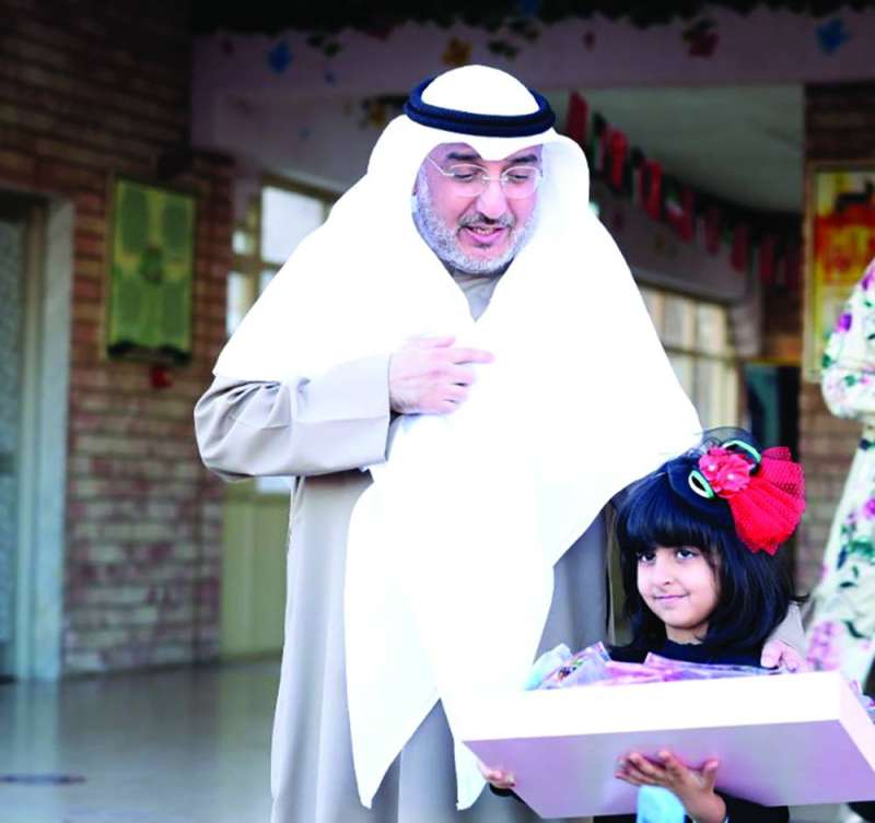  وزير التربية مع إحدى الطالبات 