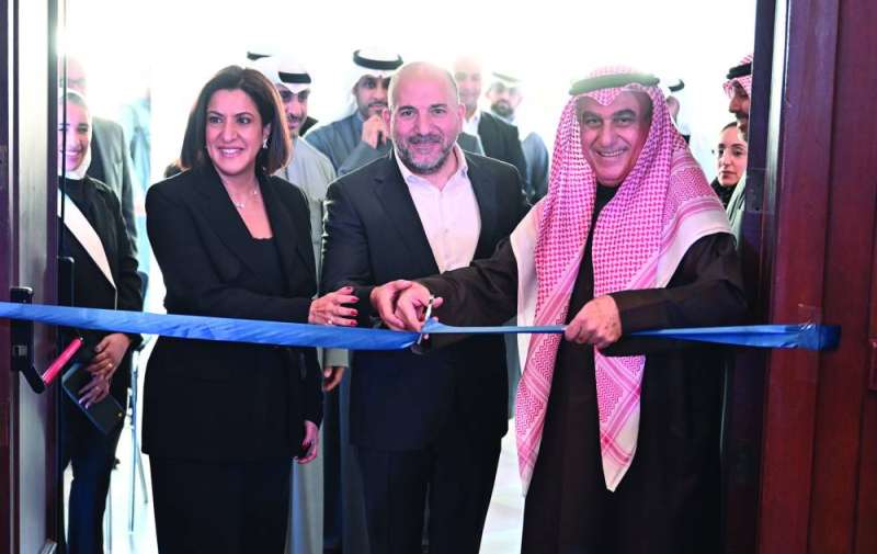 


الشمالي والمطيري خلال افتتاح المعرض 	 (تصوير أسعد عبدالله) 