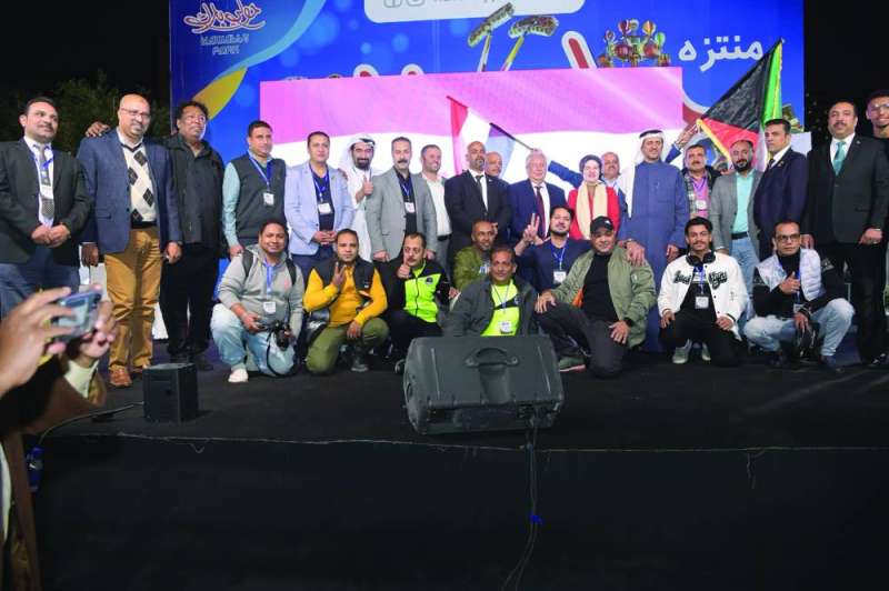  السفير شلتوت وعدد من المشاركين في الكرنفال في لقطة جماعية 