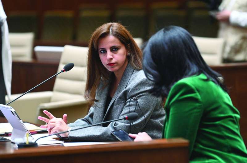 منيرة الأمير وفرح الرومي في حديث خلال الجلسة 