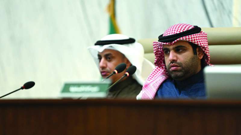 عبدالله المحري مترئساً الجلسة ويبدو مشعل العازمي 