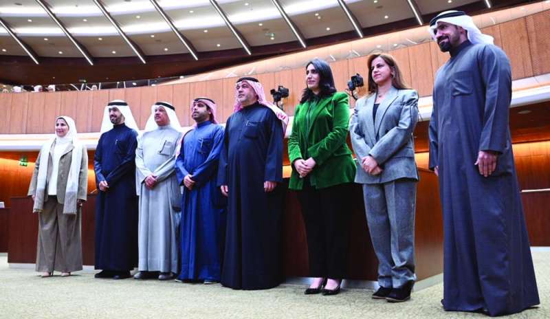 لقطة جماعية لبعض الأعضاء قبل عقد الجلسة	 
(تصوير نايف العقلة) 