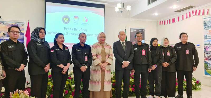 


السفيرة الإندونيسية متوسطة طاقم عمل السفارة ومنظمي الانتخابات 