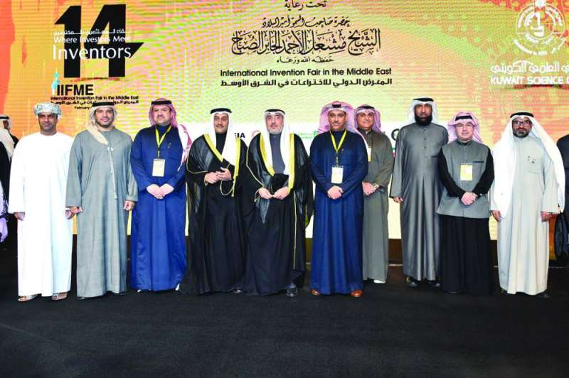 


العدواني والخرافي يتوسطان مجموعة من المخترعين المشاركين في المعرض 