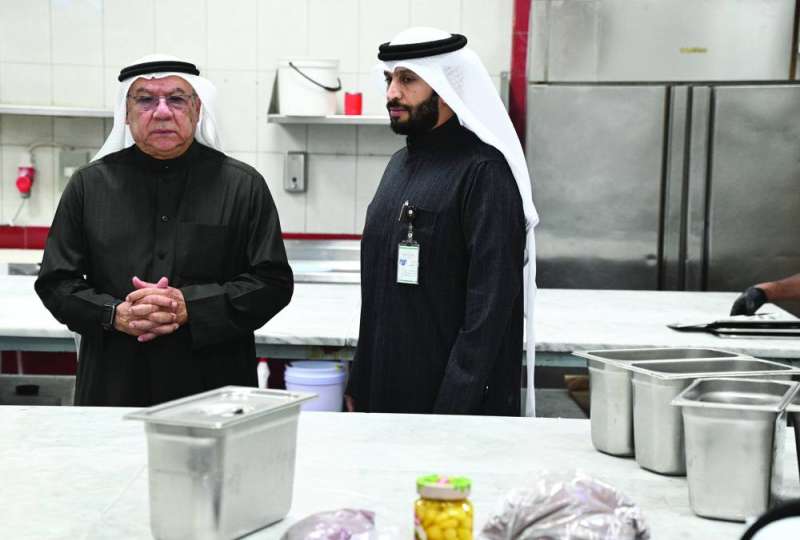 


المحافظ بوشهري والجلال خلال الجولة	 (تصوير نايف العقلة) 