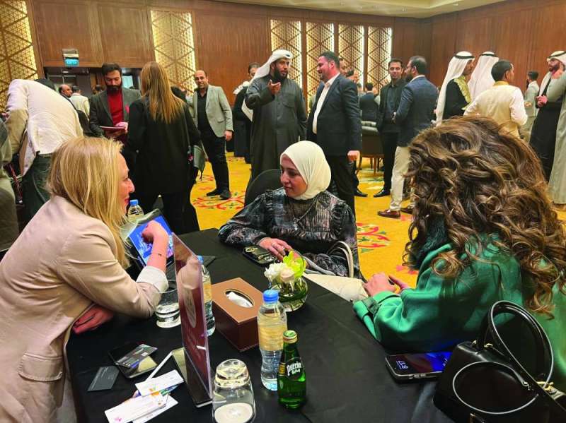 السفير الروسي كلمته ملقياً تفاعل من الحضور مع العروض السياحية