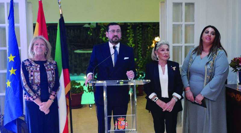 


السفير الإسباني مع الأميرة دي أورليانز وعمدة ماربيا ومديرة «إسبانيا الفاخرة» 	 (تصوير سعود سالم) 