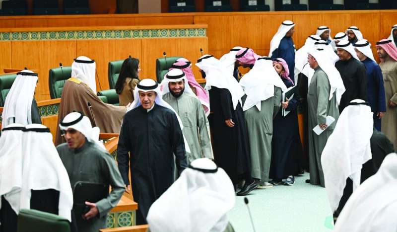 الطشة والنواب لدى دخولهم القاعة 