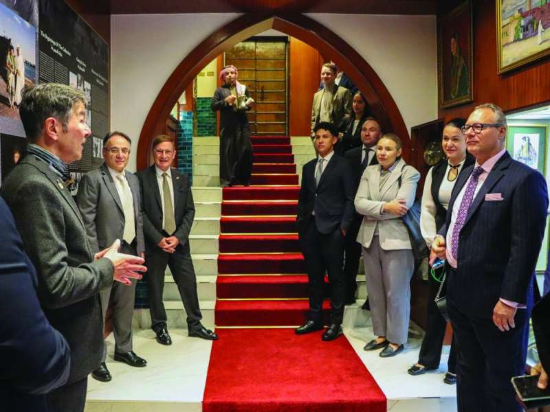 السفراء خلال جولتهم في المتحف 