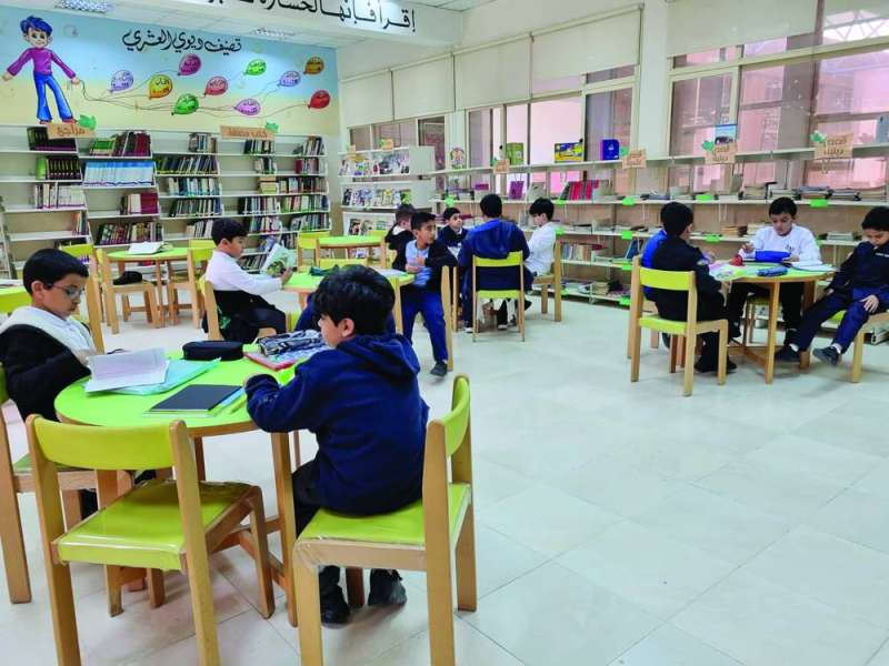  المكتبة المدرسية مرفق تربوي يثري معلومات الطلبة وينمي مهاراتهم الكتابية والقرائية 