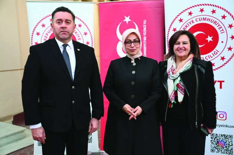 السفيرة سونمز وممثلة المفوضية السامية لشؤون اللاجئين نسرين ربيعان وممثل مكتب التجارة لجمهورية قبرص الشمالية اتينك كيسكن