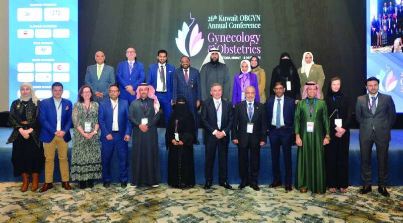 كلندر والحسيني والمشاركون في المؤتمر في لقطة جماعية 	 (تصوير سعود سالم)