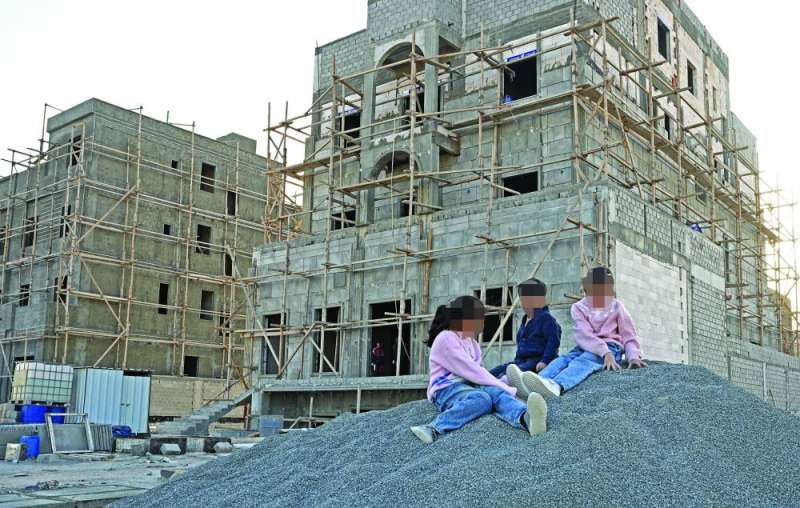 


أطفال يلهون أمام بيت العمر الذي لم يكتمل 