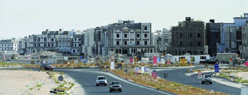 


سيارات قليلة في شوارع المطلاع التي لم تكتمل بنيتها التحتية 