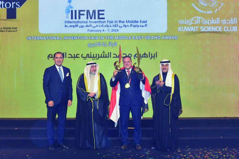 العدواني والخرافي يسلّمان إبراهيم الشربيني جائزة المعرض الكبرى 