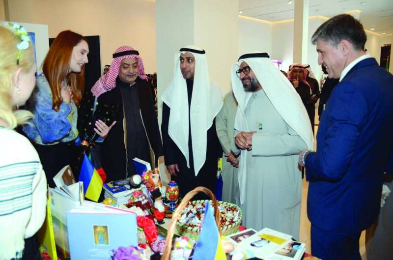 الحربي وعدد من الديبلوماسيين والمشاركين في جولة بالمعرض المصاحب للملتقى 