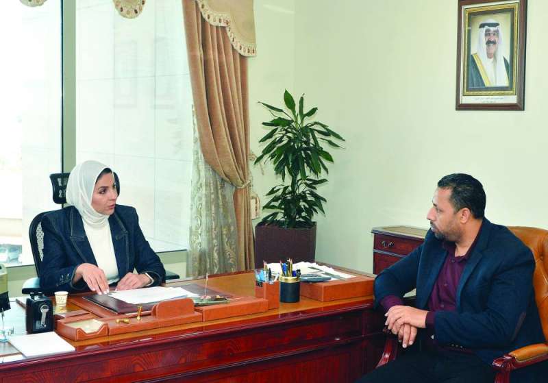 


الموسى متحدثة للزميل علي العلاس 	(تصوير سعود سالم) 