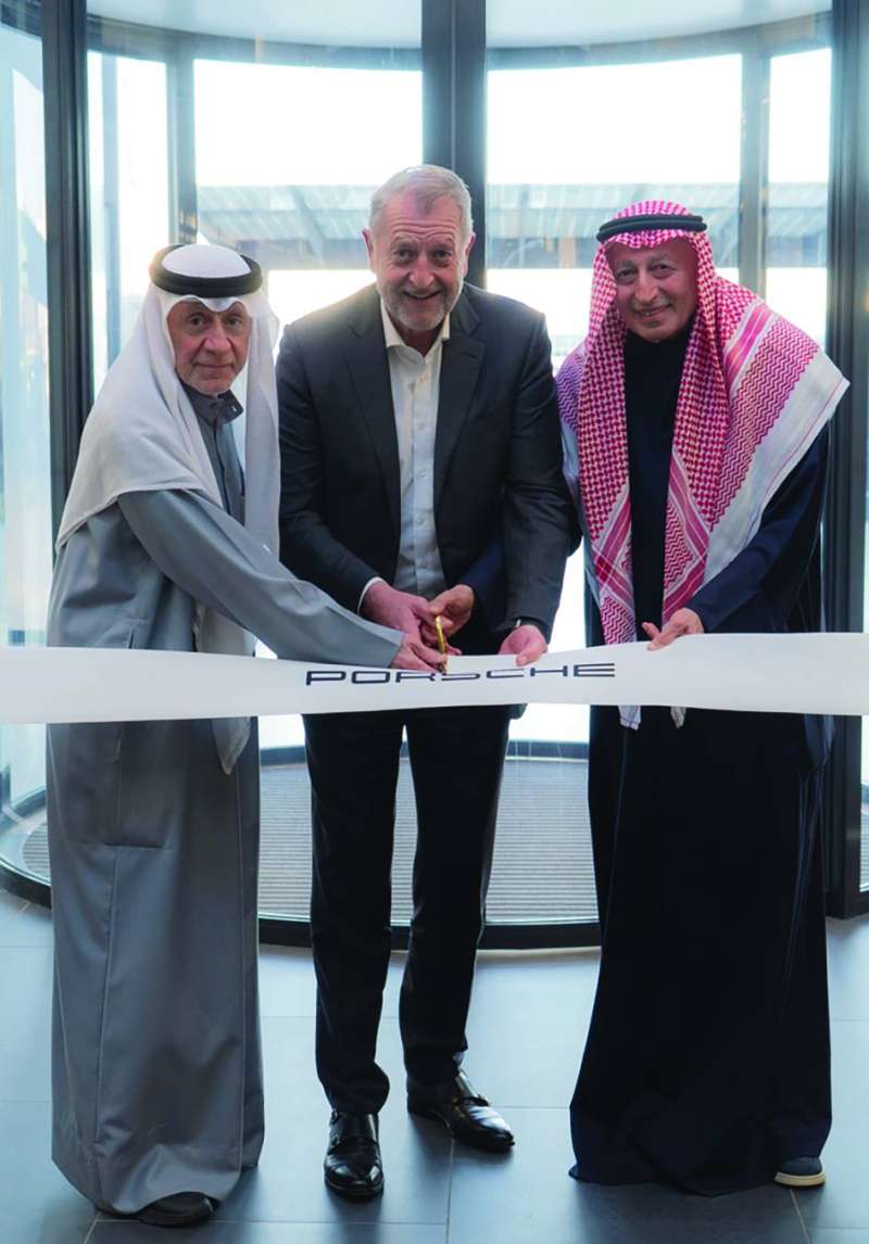 


رئيس شركة بهبهاني للسيارات علي مراد بهبهاني ونائب الرئيس حسين مراد بهبهاني وعضو مجلس الإدارة للمبيعات والتسويق في «بورشه الأم» ديتليف فون بلاتن يقصون شريط الافتتاح 