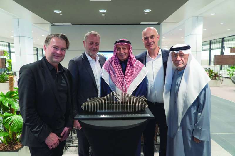 


حسين مراد بهبهاني والرئيس التنفيذي لـ «بورشه» الشرق الأوسط وأفريقيا مانفرد براونل وعلي مراد بهبهاني وبلاتن ونائب الرئيس لمنطقة الخارج والأسواق الناشئة في «بورشه الأم» ماتياس بيكر 