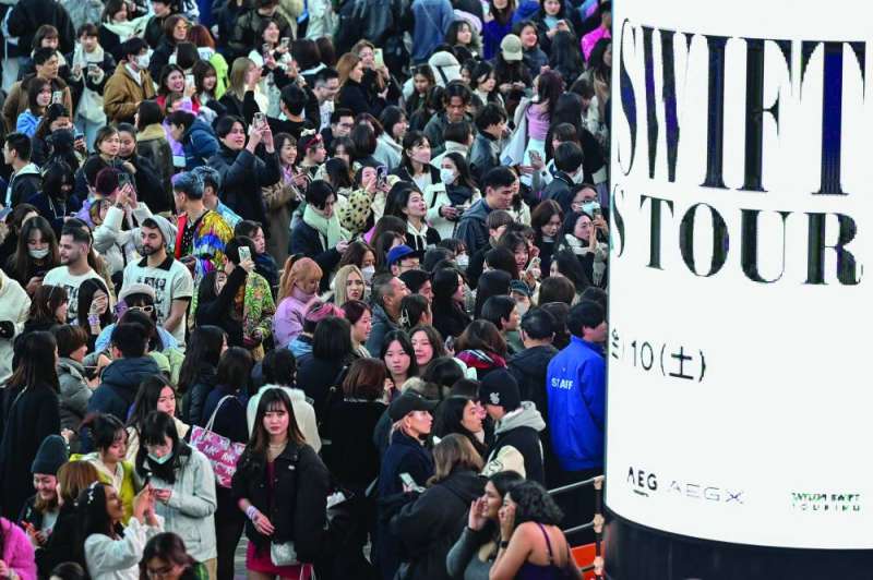  معجبو تايلور سويفت يصطفون لدخول قبة طوكيو  