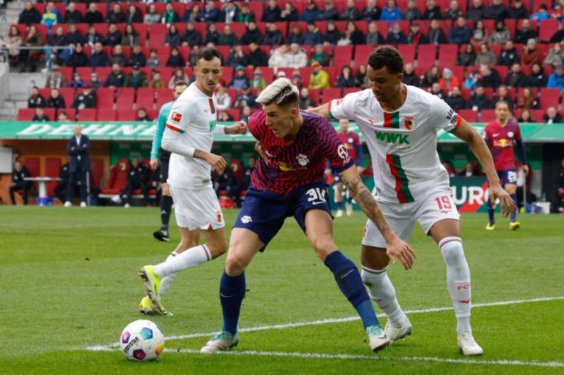 من مباراة لايبزيغ وأوغسبورغ (أ ف ب)