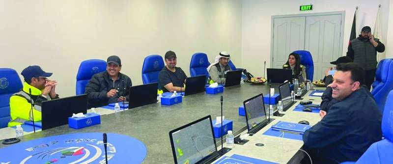 الوزيرة مجتمعة مع المسؤولين في غرفة عمليات وزارة الأشغال 