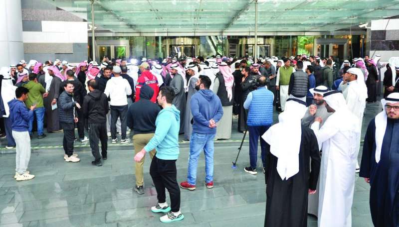 


تجمع المعلمين المعترضين على البصمة أمام مبنى الوزارة 	 (تصوير سعود سالم) 