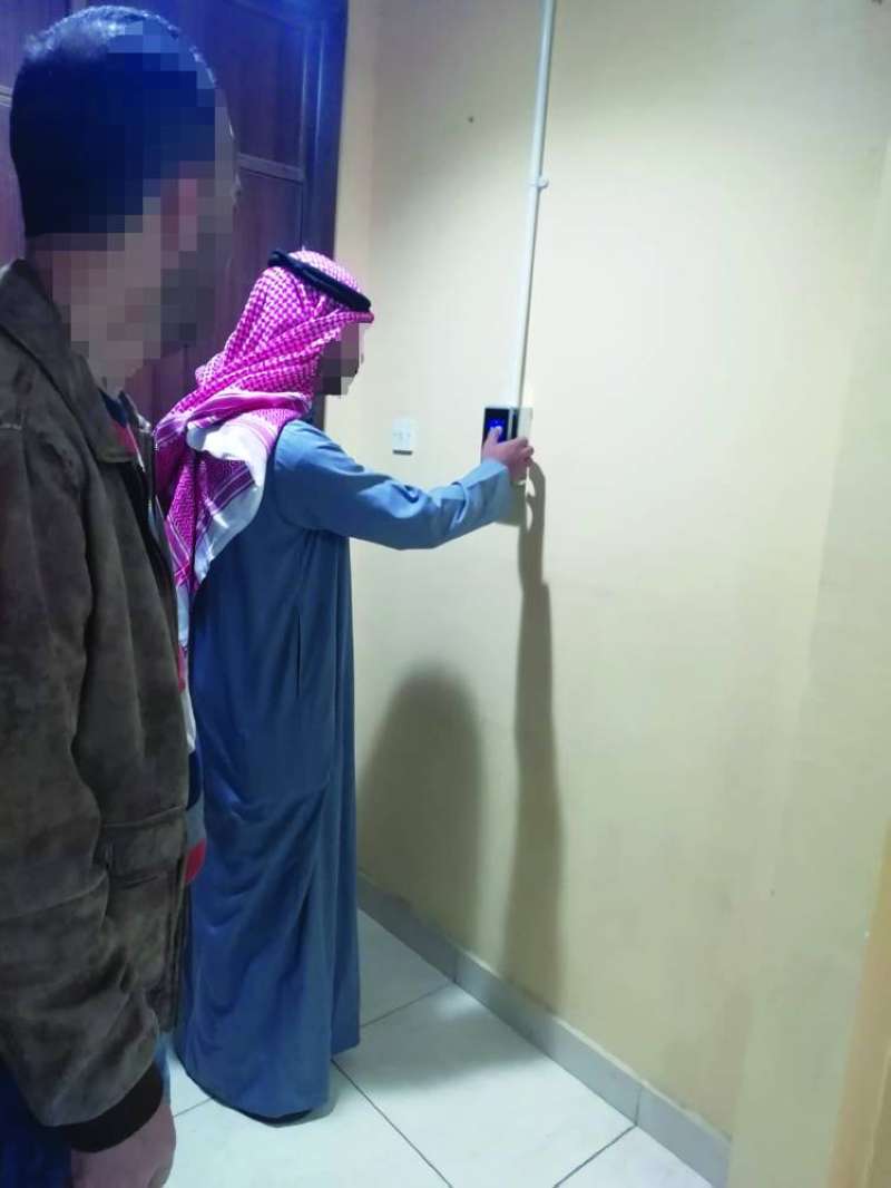 


معلم يثبت حضوره بالبصمة 