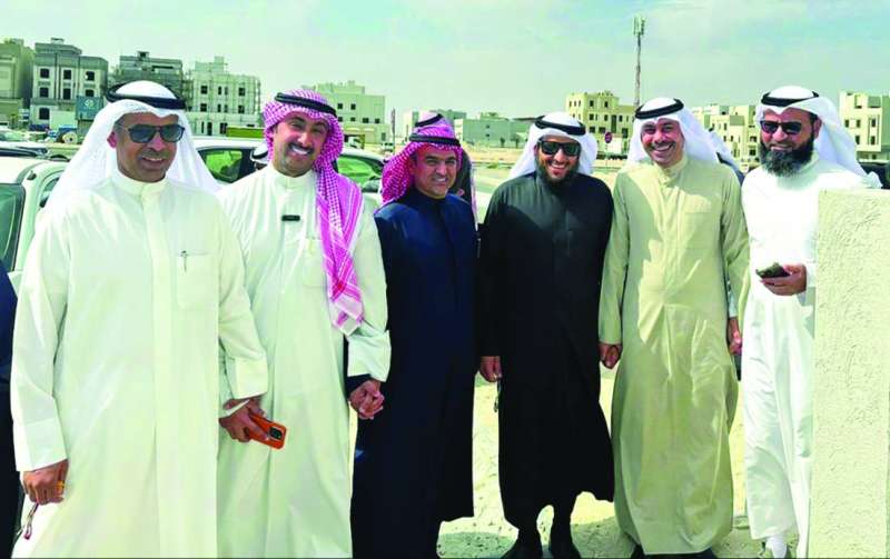 


الحجرف والنائب فايز الجمهور متوسطين ممثلي أهالي المطلاع 