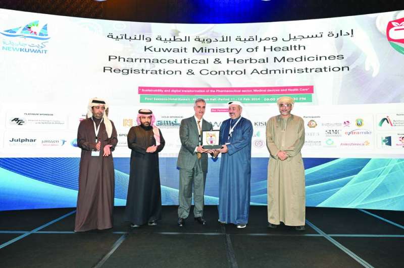 


الشطي مُكرّماً الدكتور عادل التركيت على هامش أعمال المؤتمر 