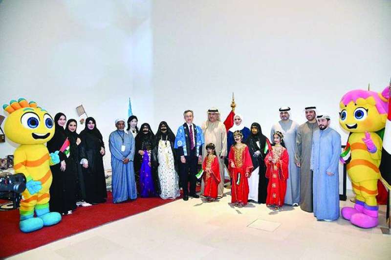 السفيران الإماراتي والياباني يتوسطان بعض أبناء الجالية 