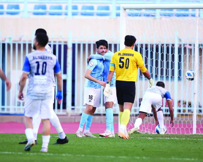 لاعب السالمية مهدي دشتي يحتفل بهدفه في مرمى الشباب 