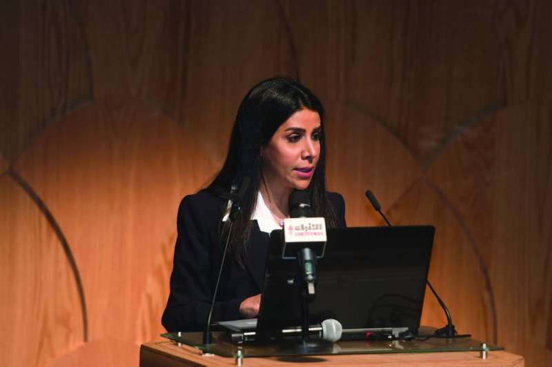 الوزيرة المشعان متحدثة خلال الورشة 