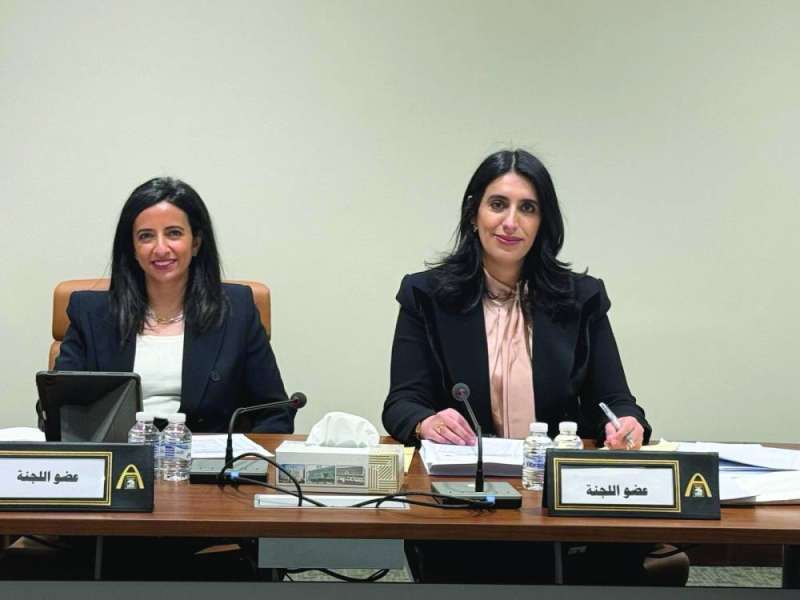 فرح الرومي وشريفة الشلفان خلال اجتماع لجنة حولي 