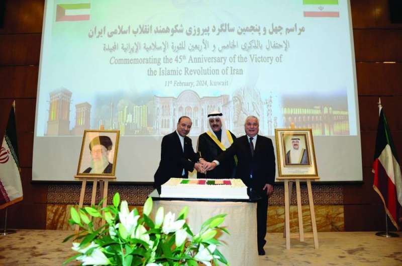 


قطع قالب الحلوى بالمناسبة 