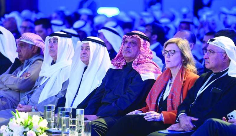 


ماجد العجيل وفاروق بستكي ومسعود حيات يتقدمون الحضور     	     (تصوير نايف العقلة) 