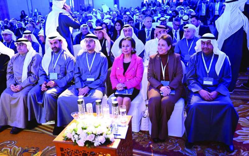 


جانب من الحضور ويبدو غانم الغنيمان والشيخة أدانا الصباح ووفاء القطامي والشيخ أحمد الدعيج والشيخ طلال علي الجابر 