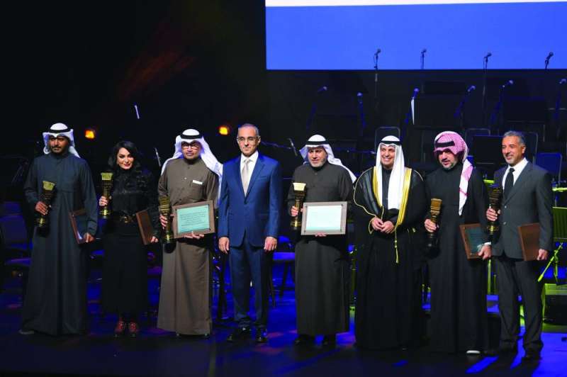 


عبدالرحمن المطيري ومحمد الجسار مع فائزي جوائز الدولة التشجيعية 