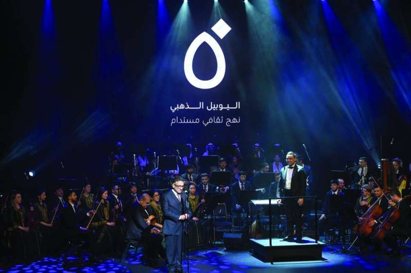 عامر جعفر والمايسترو الدكتور كمال الدين أورنبايف مع فرقة «الأوركسترا الوطنية الأوزباكستانية» 