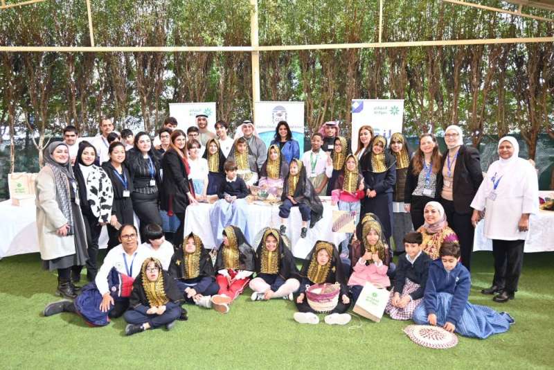 فريق «التجاري» مع طلاب مدرسة الأطفال المبدعين العالمية