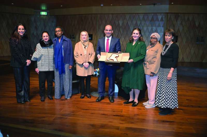 


الشاذلي يتسلم درعاً تذكارية لخريطة الكويت 