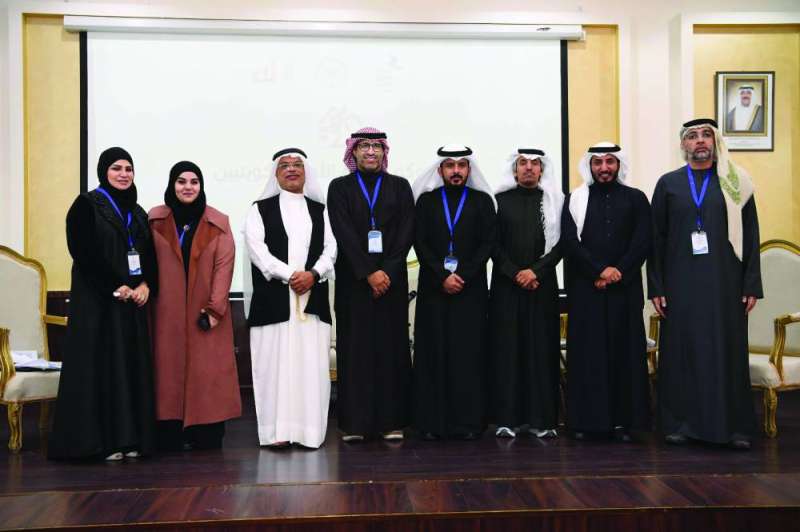 


المطيري والنشوان مع الشعراء في الأمسية 