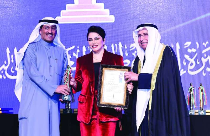 العم إبراهيم البغلي مكرّماً إحدى المشاركات بحضور وكيل «الشؤون»