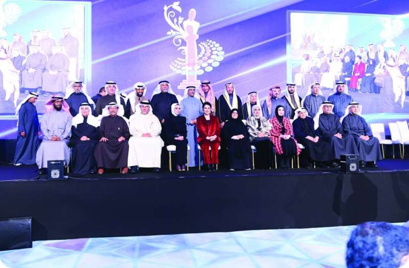 المكرّمون في لقطة جماعية مع مسؤولي الجائزة ووزارة الشؤون (تصوير نايف العقلة)